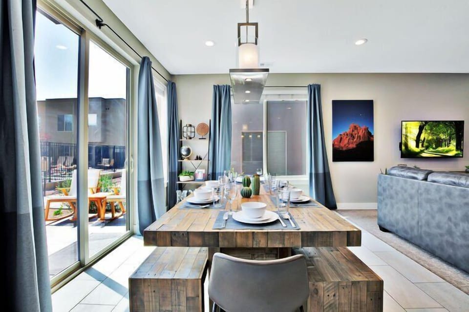 623 8 seater dining area with a view!