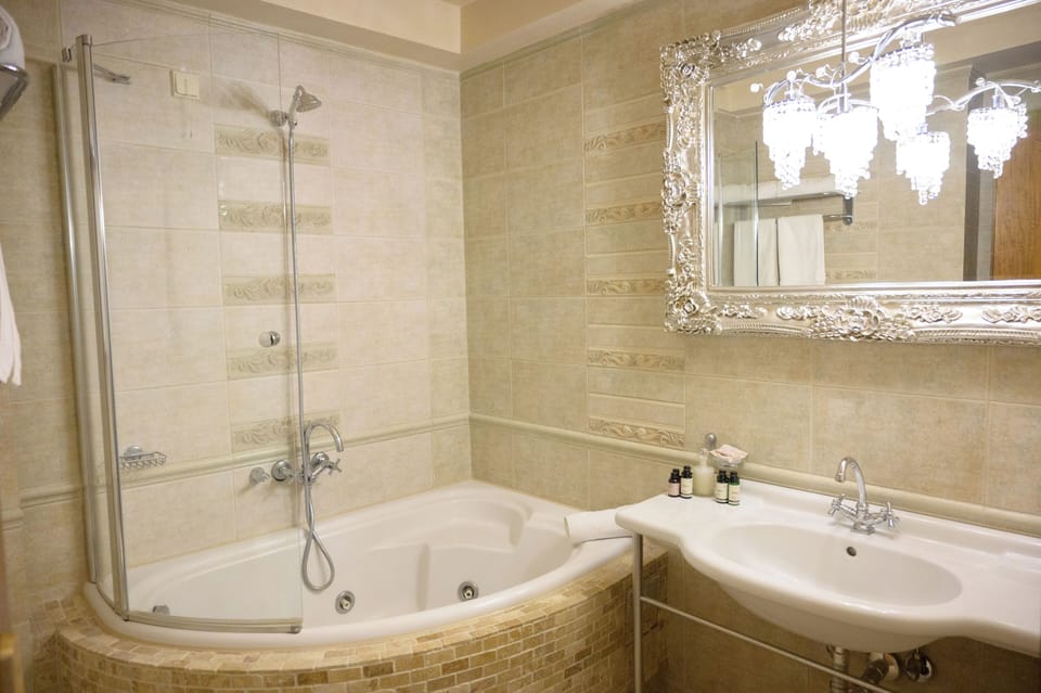 Junior Suite | Bathroom | Free toiletries, hair dryer, towels