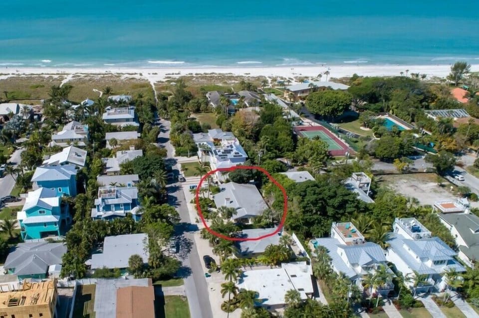 3 houses from the beach access!
