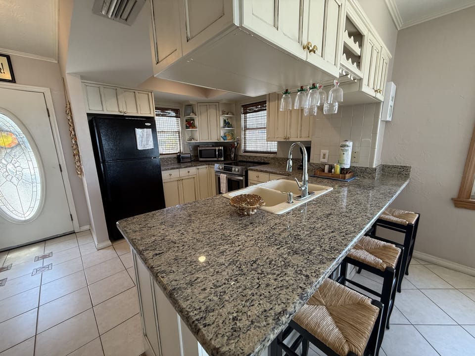 Kitchen bar area