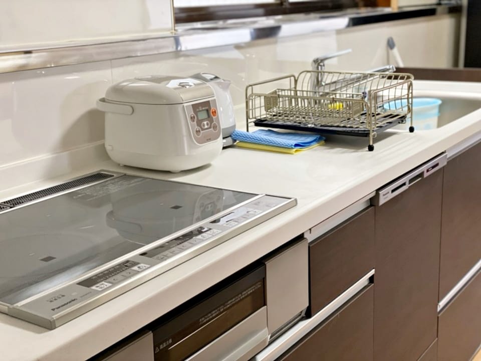 Full-size fridge, microwave, stovetop, electric kettle