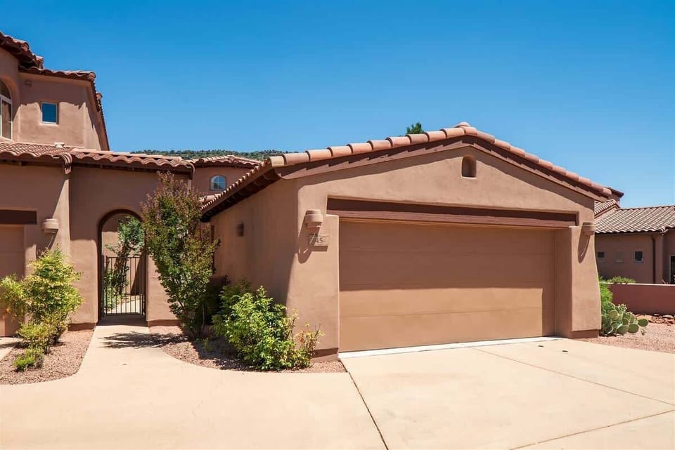 Las Piedras is a tranquil and well-maintained community near the base of Wild Horse Mesa