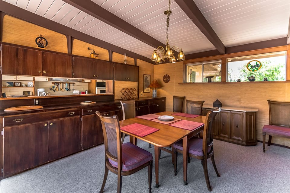 The dining area comfortably seats 5 guests