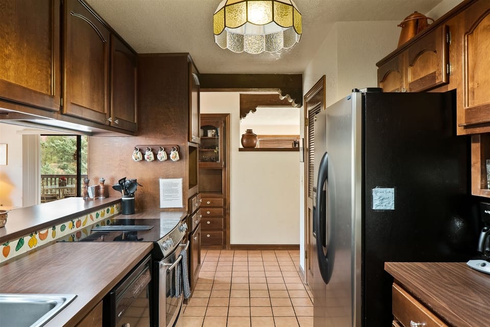 And features modern stainless steel appliances