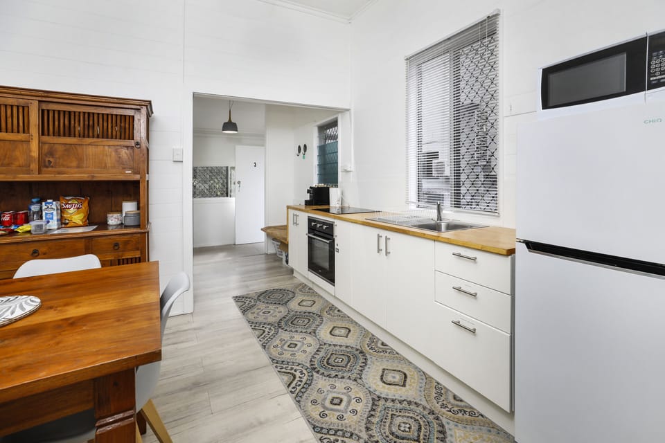 Apartment, 1 Bedroom | Private kitchen | Full-size fridge, microwave, oven, stovetop