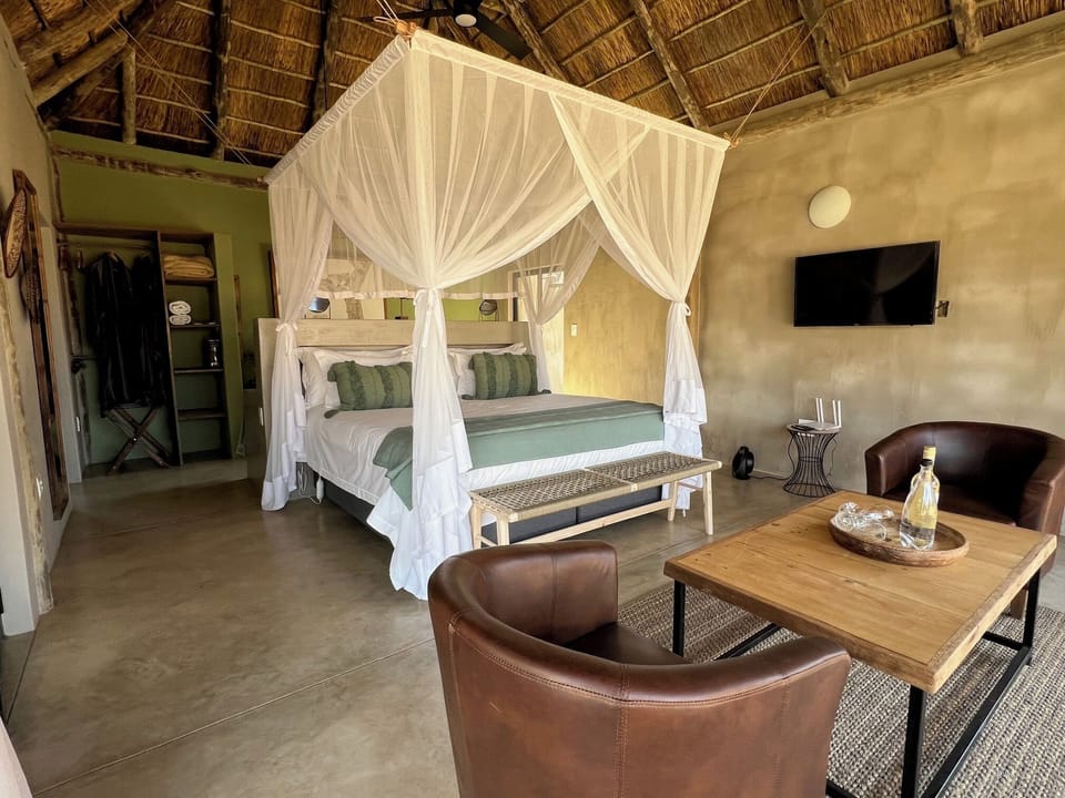 Premier Suite | Desk, bed sheets
