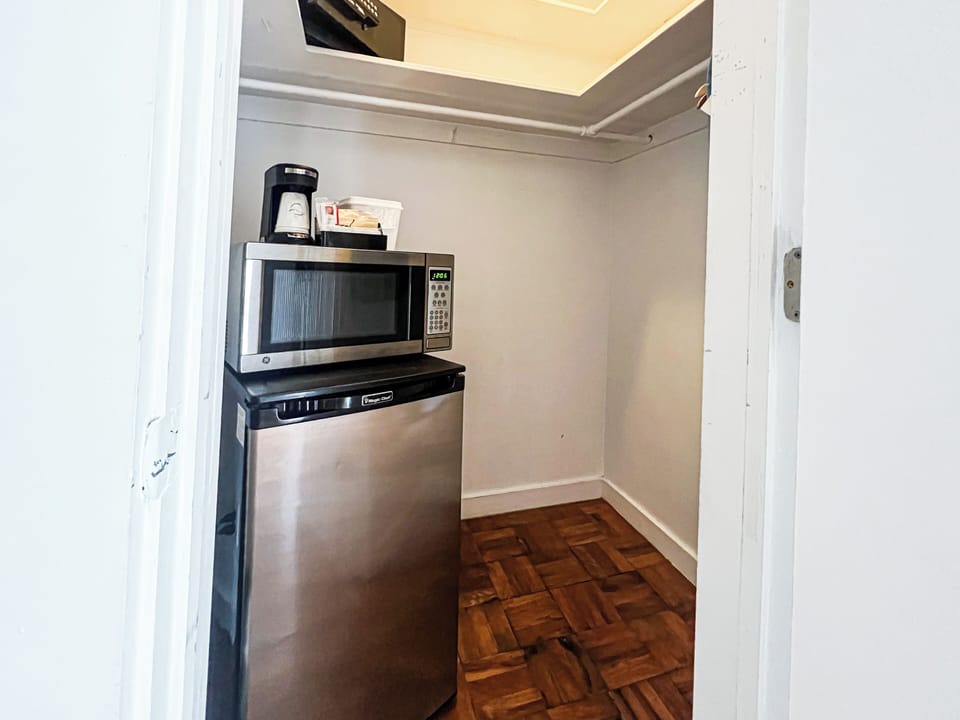 Studio, 1 Queen Bed | Microwave