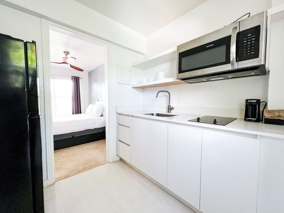 Deluxe Studio, 2 Queen Beds | Private kitchen | Fridge, microwave, coffee/tea maker, paper towels