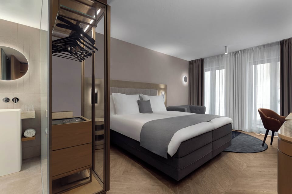 Comfort Room | Hypo-allergenic bedding available, in-room safe, blackout drapes
