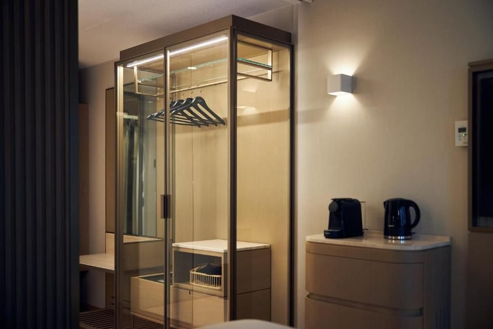 Deluxe Room | Hypo-allergenic bedding available, in-room safe, blackout drapes