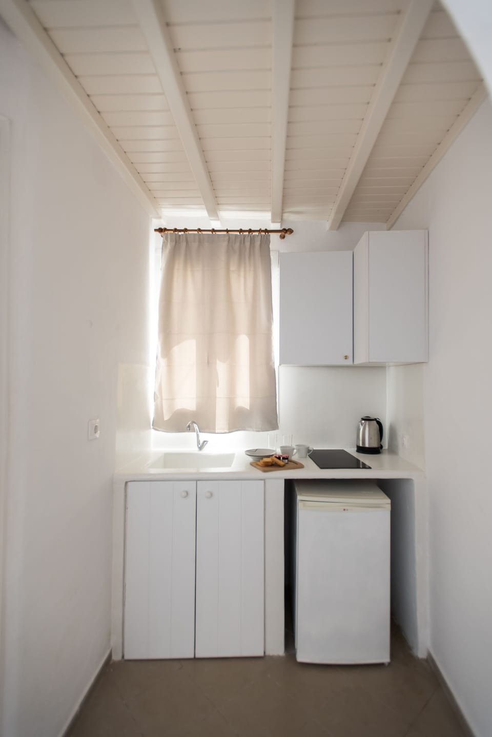 Studio (2-3 Adults) | Private kitchenette | Fridge, stovetop, electric kettle, cookware/dishes/utensils