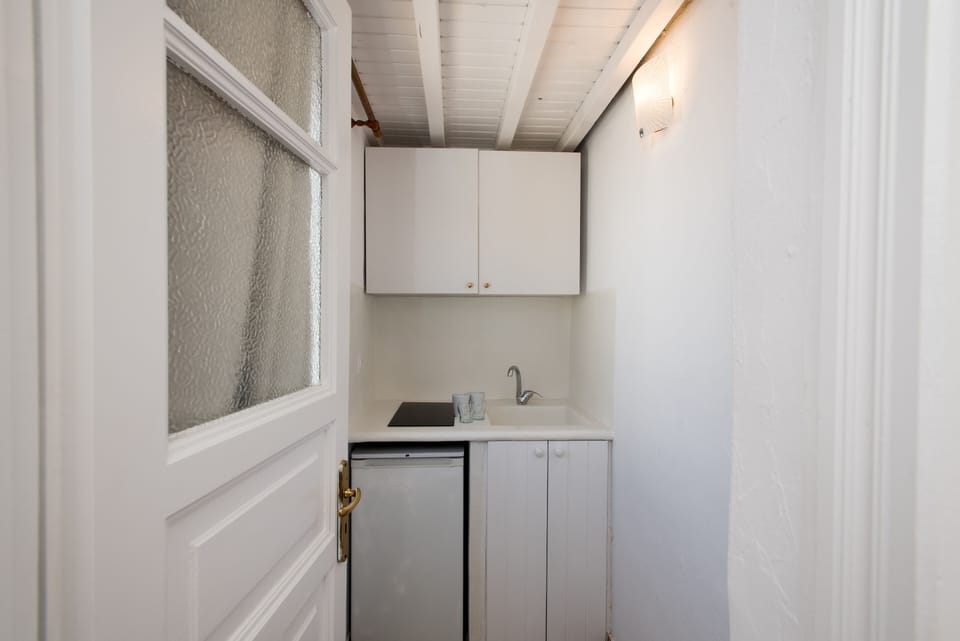 Studio | Private kitchenette | Fridge, stovetop, electric kettle, cookware/dishes/utensils