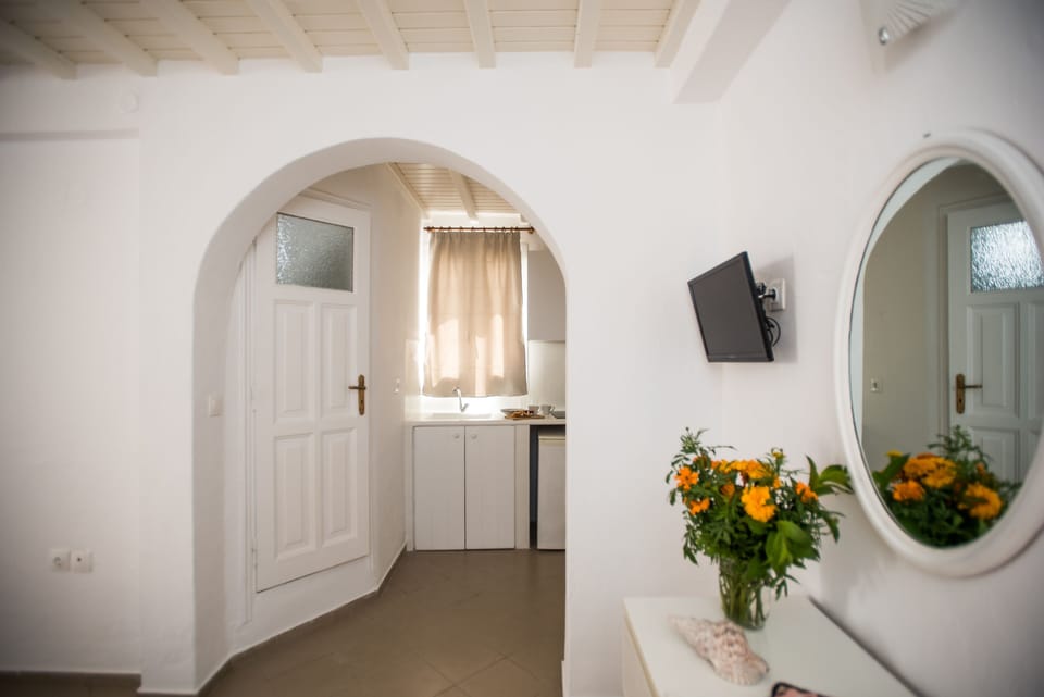 Studio (2-3 Adults) | Private kitchenette | Fridge, stovetop, electric kettle, cookware/dishes/utensils
