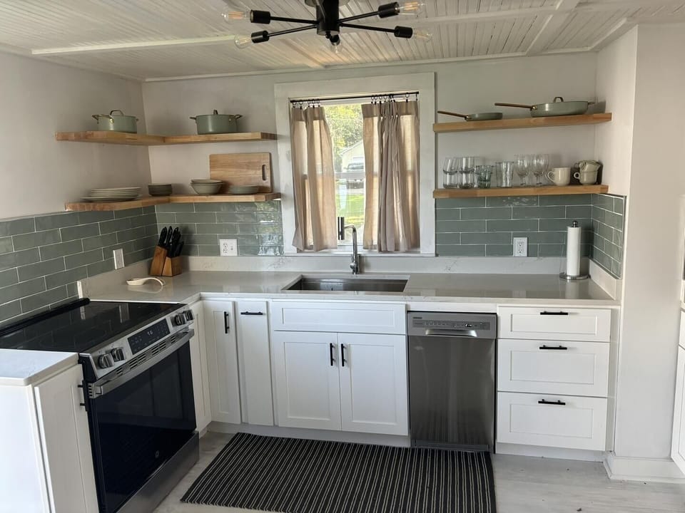 House, 2 Bedrooms | Private kitchen | Coffee/tea maker