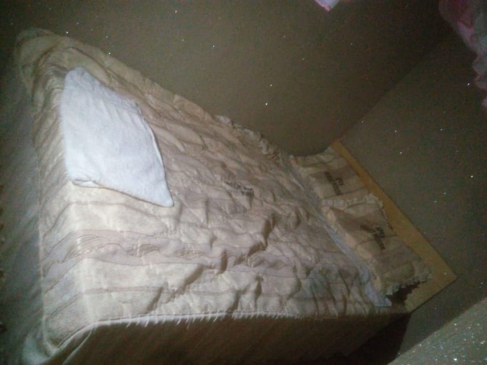 Single Room | Desk, bed sheets