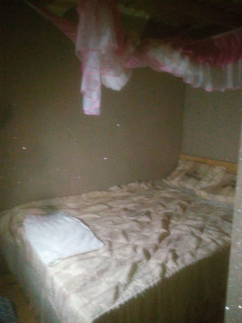 Single Room | Desk, bed sheets