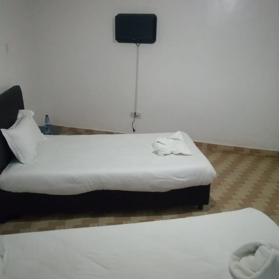 Single Room | Desk, bed sheets