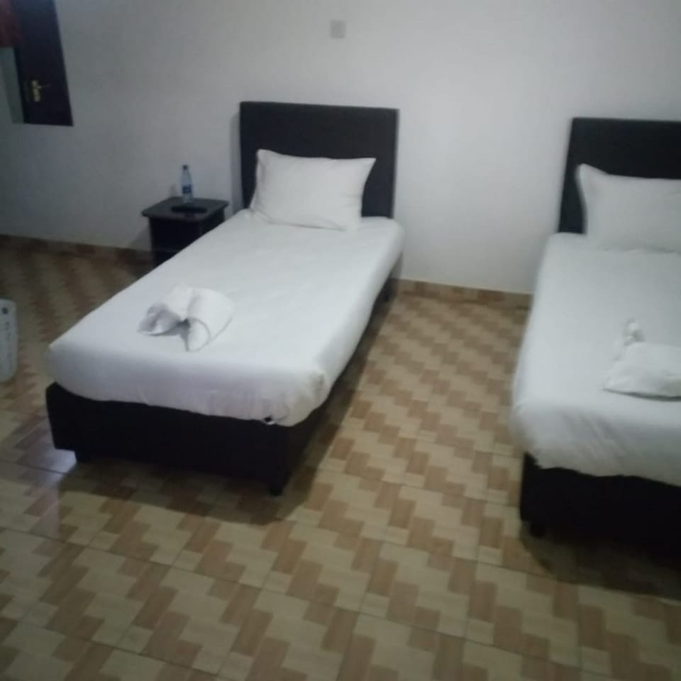 Double Room | Desk, bed sheets
