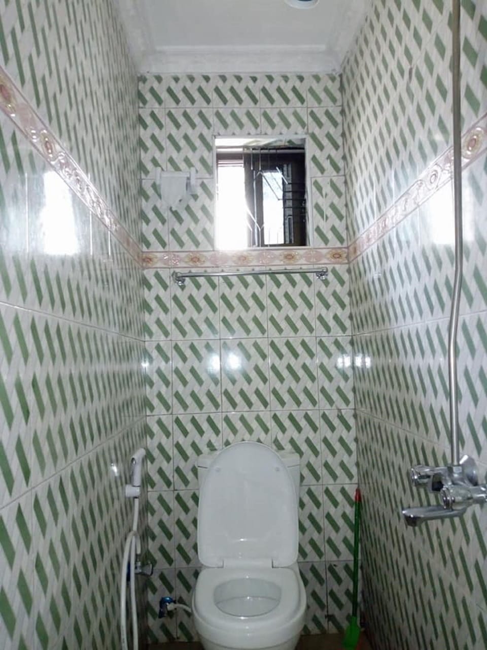 Standard Room | Bathroom | Shower, rainfall showerhead, towels, soap
