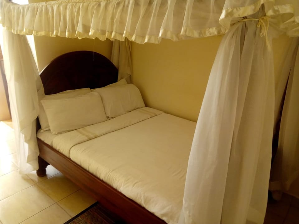 Standard Room | Desk, blackout drapes, free WiFi, bed sheets