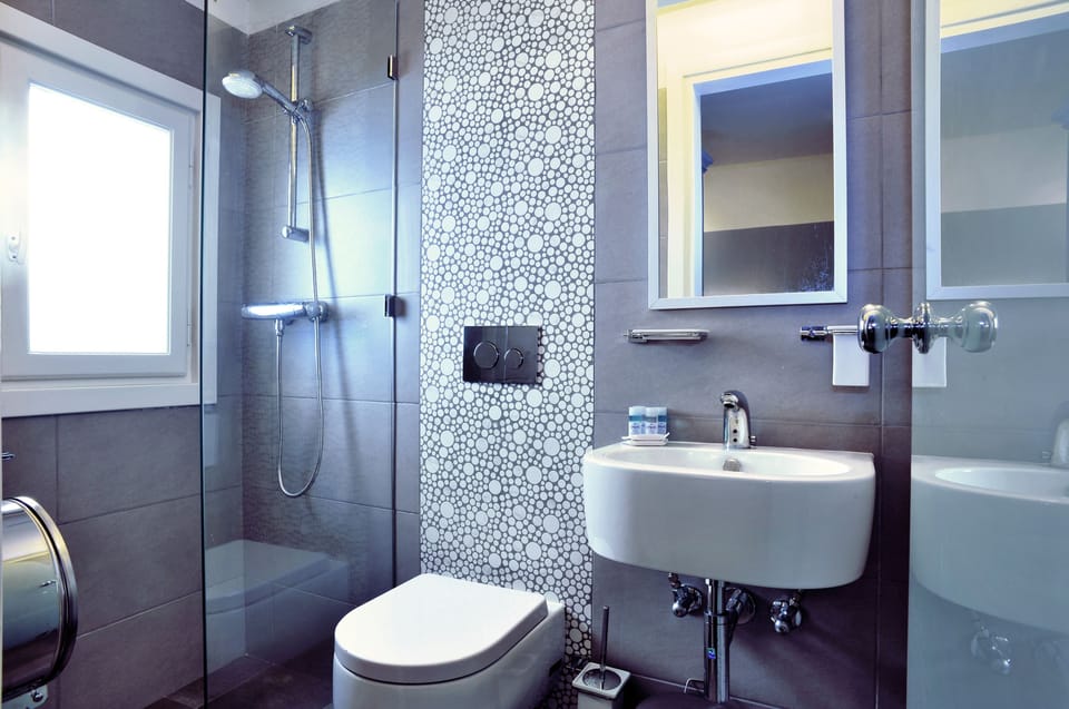 Standard Room | Bathroom | Shower, free toiletries, hair dryer, slippers
