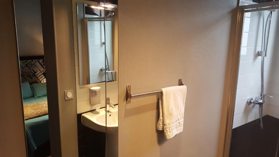 Desk, blackout drapes, soundproofing, WiFi (free)