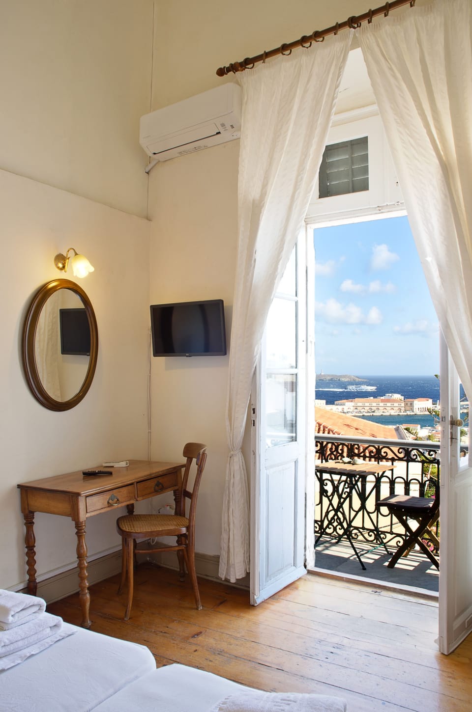 Executive Double or Twin Room, 2 Twin Beds, Sea View | Individually decorated, individually furnished, desk, laptop workspace