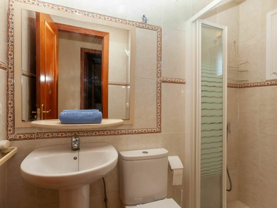 Bathroom, Property, Room, Bathroom Cabinet, Bathroom Accessory, Interior Design, Plumbing Fixture, Wall, Tile, Toilet