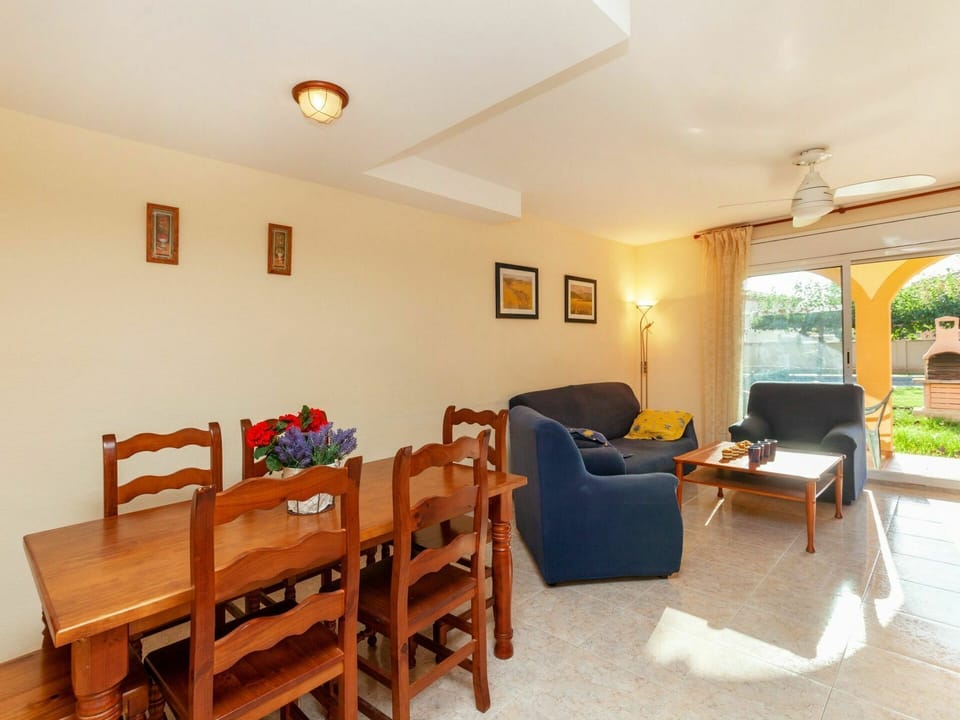 Room, Property, Building, Furniture, Real Estate, House, Interior Design, Floor, Table, Ceiling