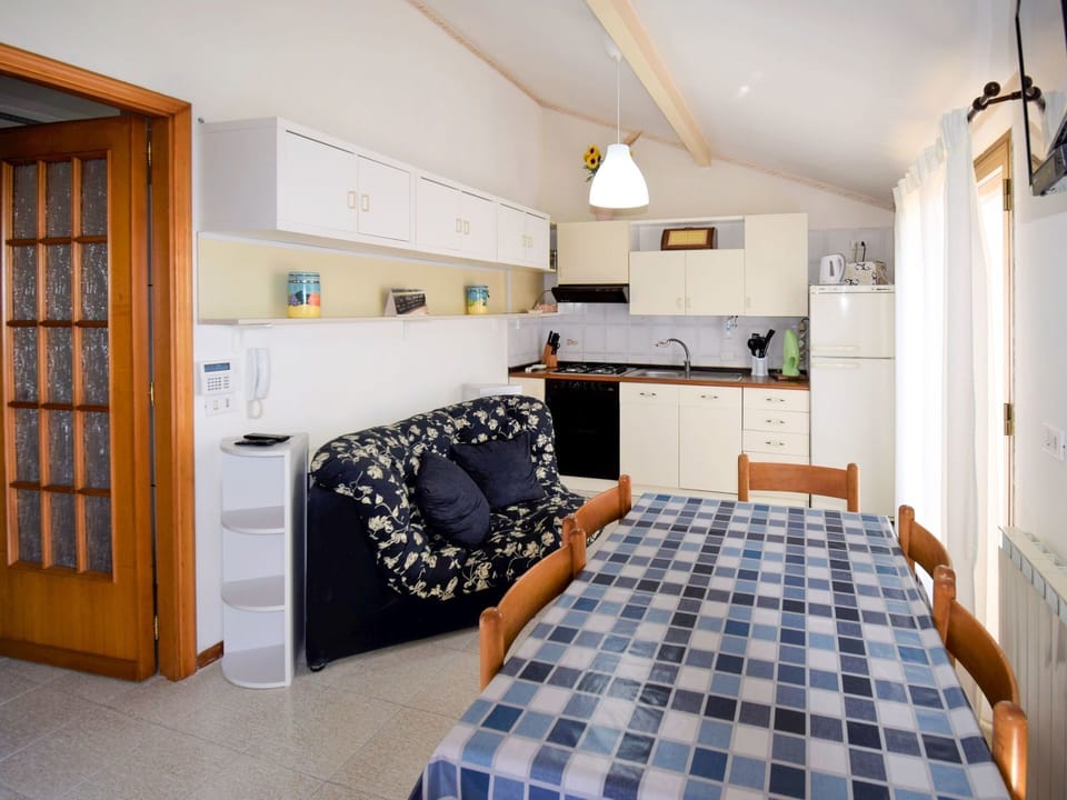 Room, Furniture, Property, Bed, Interior Design, Bedroom, Floor, Building, House, Ceiling