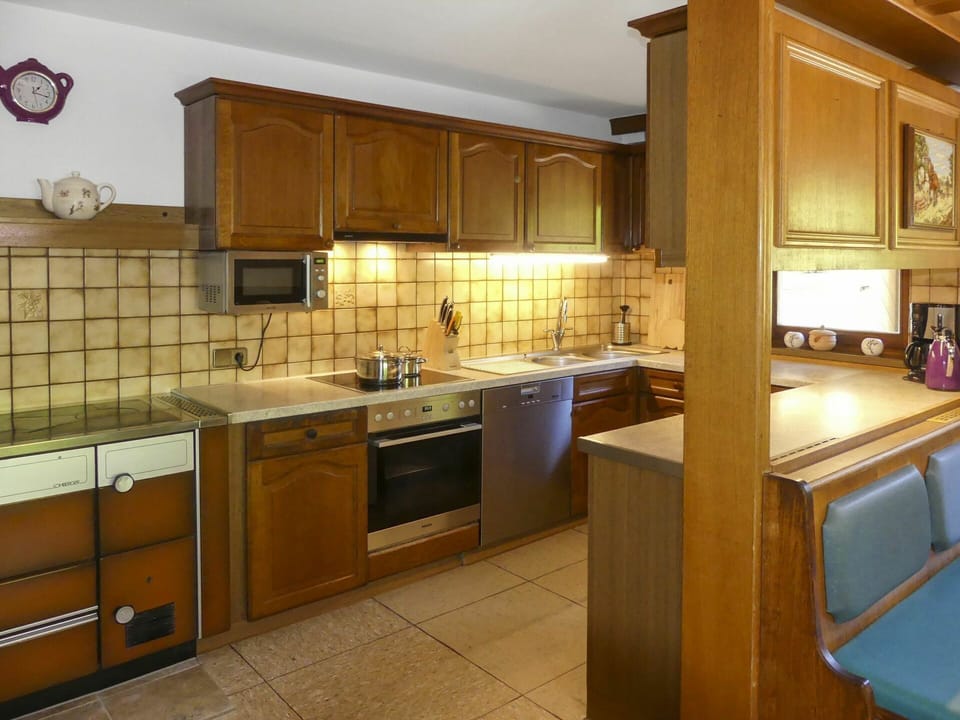 Countertop, Cabinetry, Kitchen Sink, Sink, Property, Furniture, Tap, Plumbing Fixture, Kitchen, Building