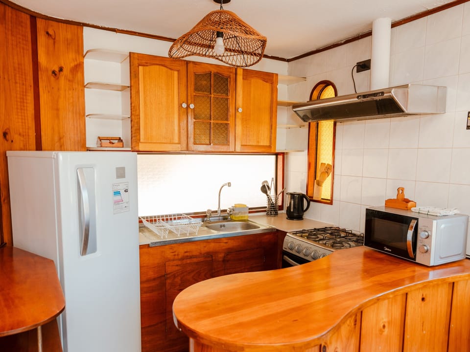 Superior Bungalow | Private kitchen | Stovetop, coffee/tea maker, electric kettle, rice cooker