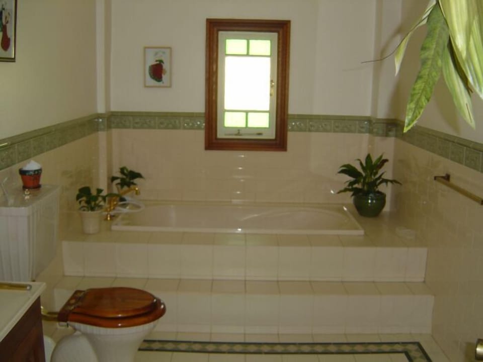 Le Monet Rose Room (Ensuite) | Bathroom | Free toiletries, hair dryer, towels, shampoo