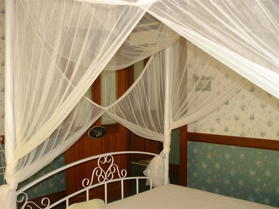 Le Provencale Room (Shared Bathroom) | Egyptian cotton sheets, down comforters, iron/ironing board (on request)