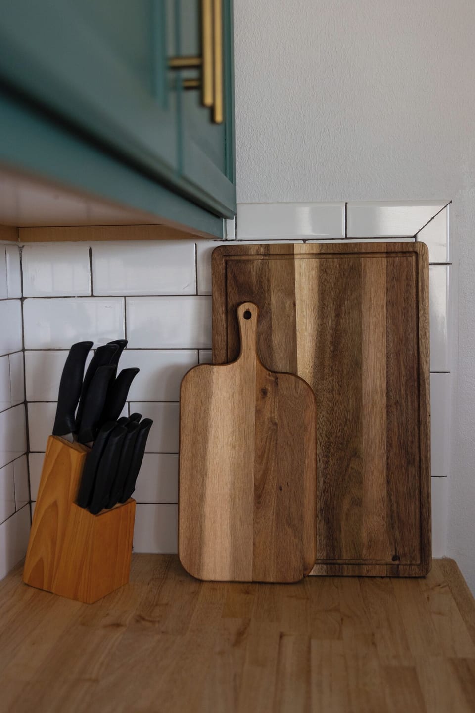 upgraded stainless steel appliances and fully stocked kitchen & pantry supplies