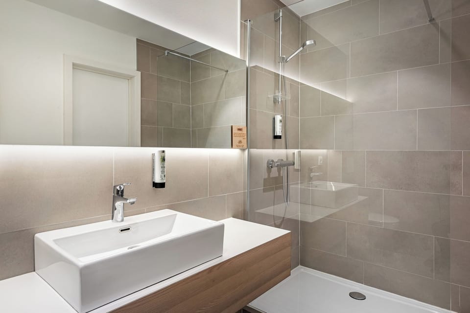 Superior Double Room | Bathroom | Free toiletries, hair dryer, towels