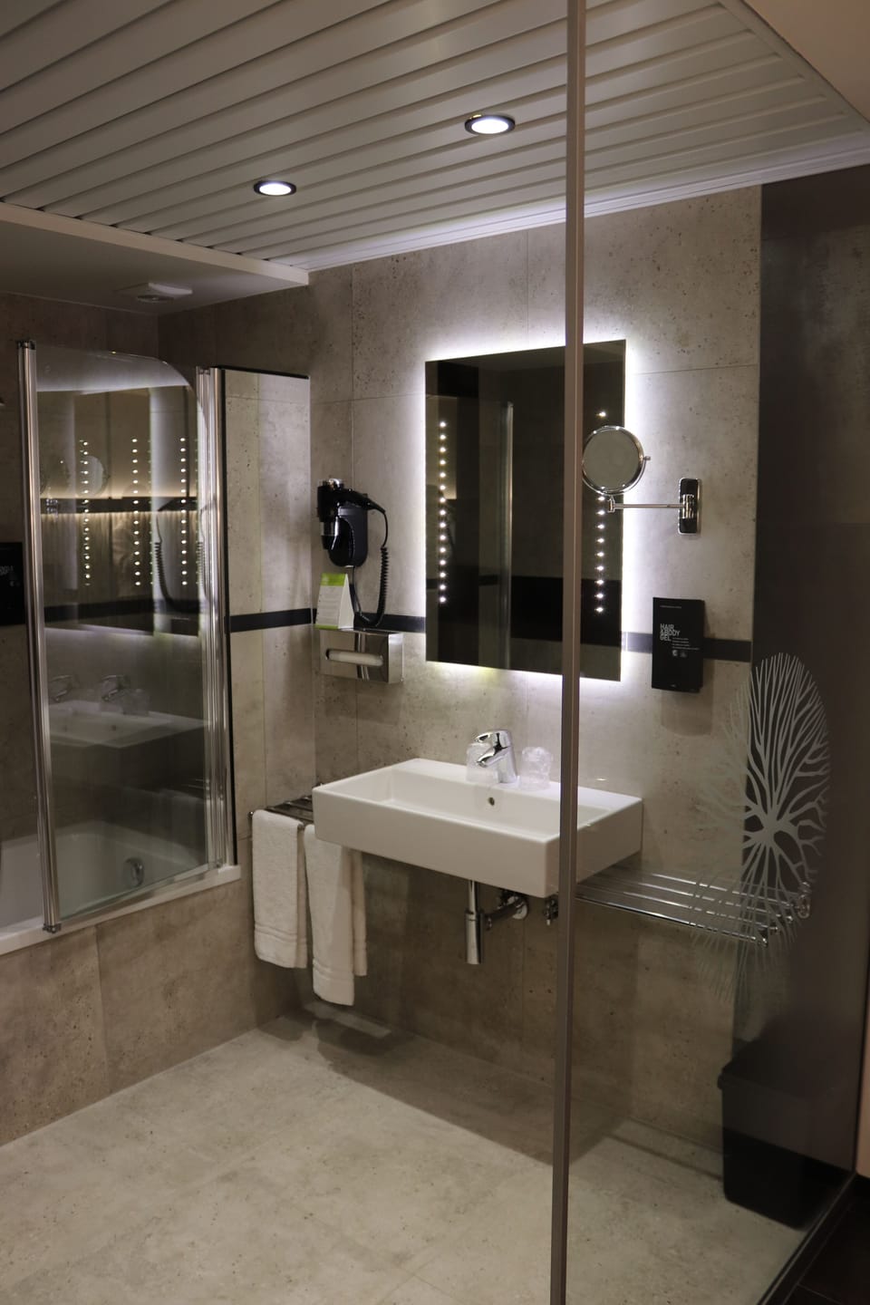 Combined shower/tub, hair dryer, towels
