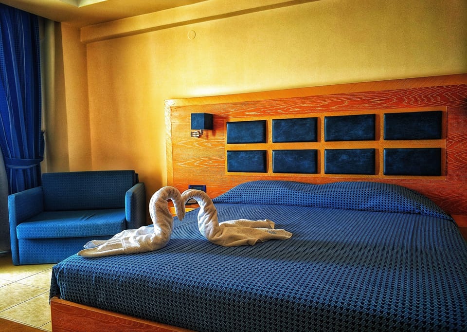 Double Room | In-room safe, desk, soundproofing, free WiFi