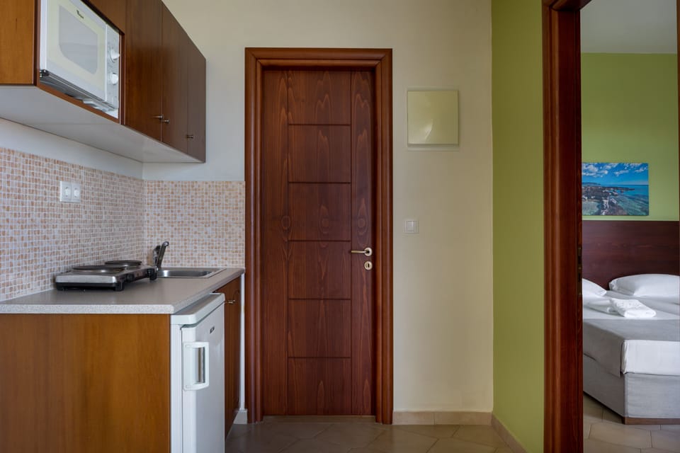 Superior Apartment, 1 Bedroom | Private kitchenette | Fridge, microwave, stovetop, coffee/tea maker