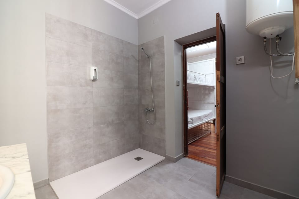 Shared Dormitory, Mixed Dorm, Private Bathroom (1 bed in a dormitory up to 8 people) | Bathroom | Shower