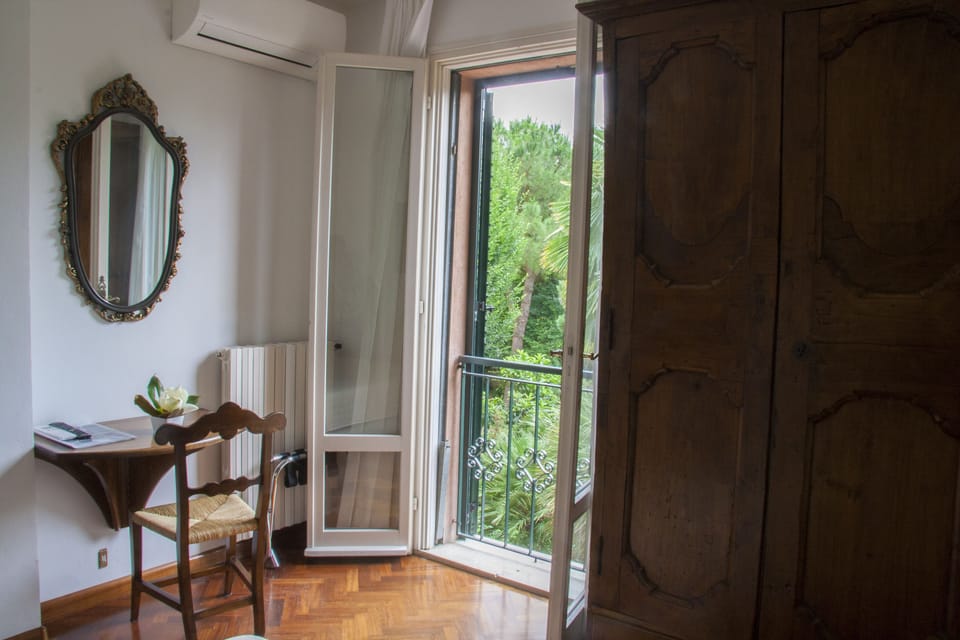 Classic Double or Twin Room, Garden View | Minibar, in-room safe, desk, blackout drapes