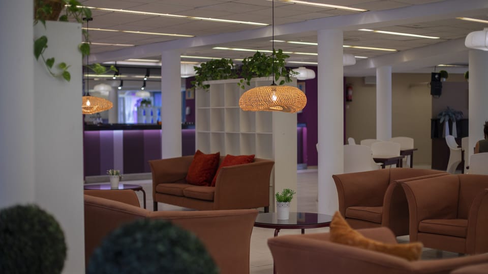Lobby lounge