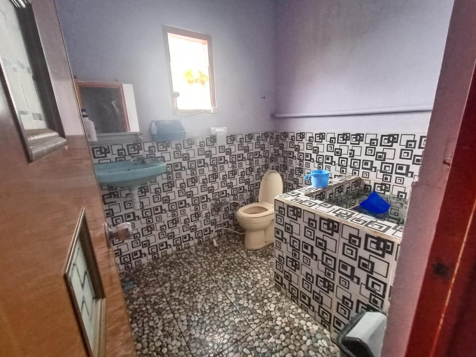 Shower, towels, soap, shampoo