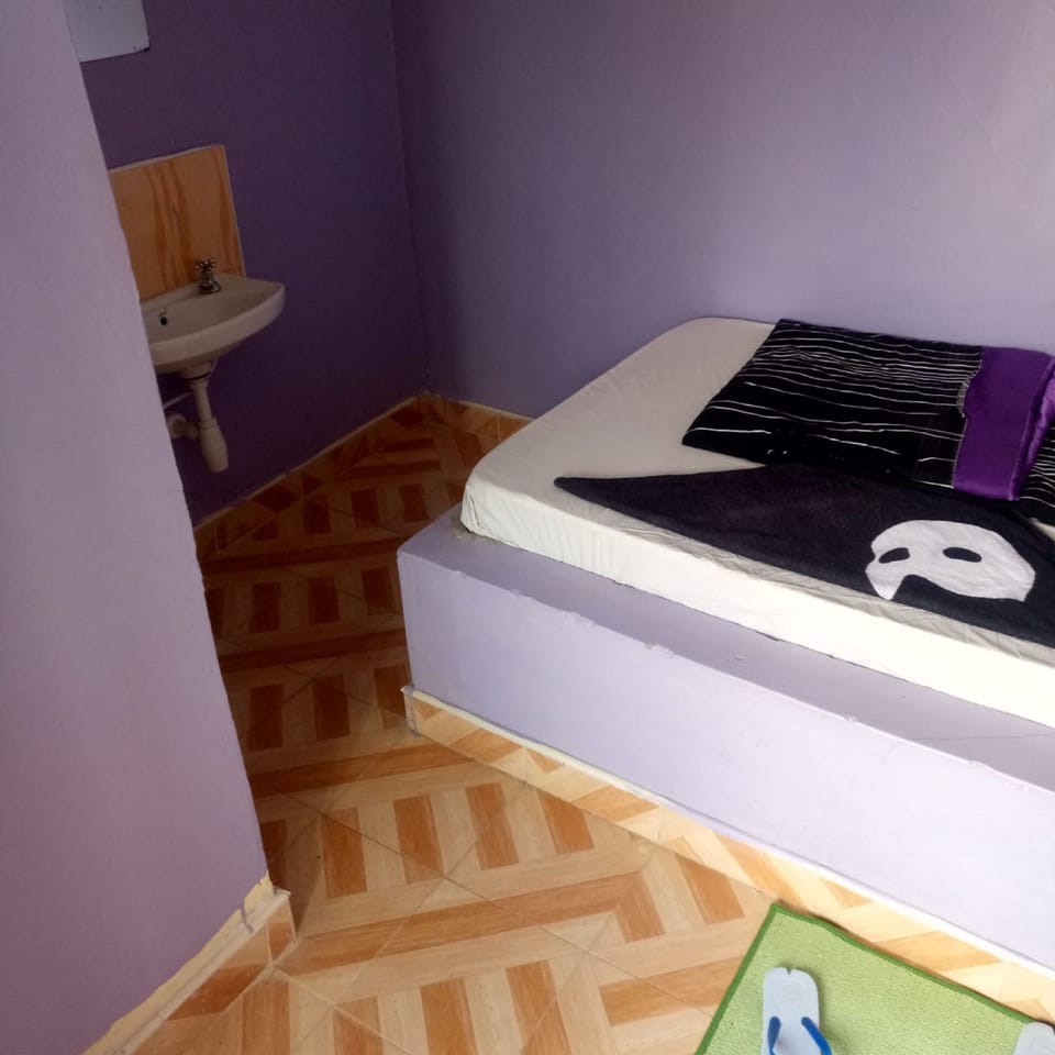 Single Room | Desk
