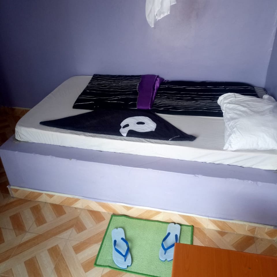 Single Room | Desk