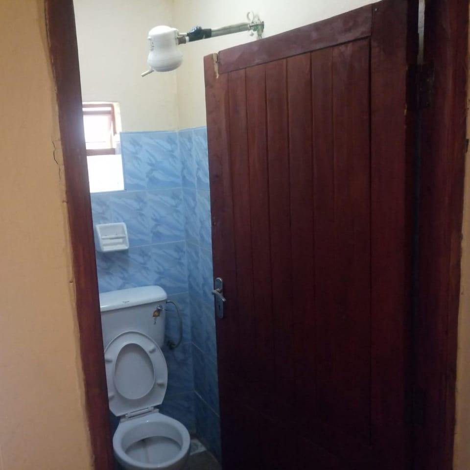 Single Room | Bathroom | Shower, rainfall showerhead, free toiletries, towels