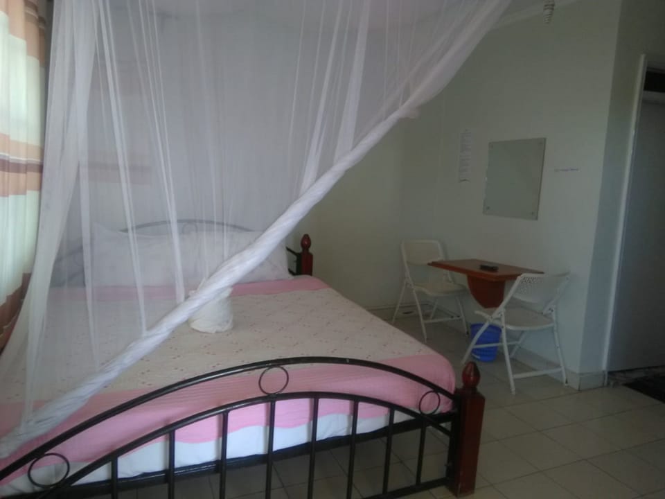 Double Room | Desk, free WiFi, bed sheets