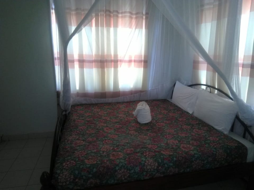 Double Room | Desk, free WiFi, bed sheets