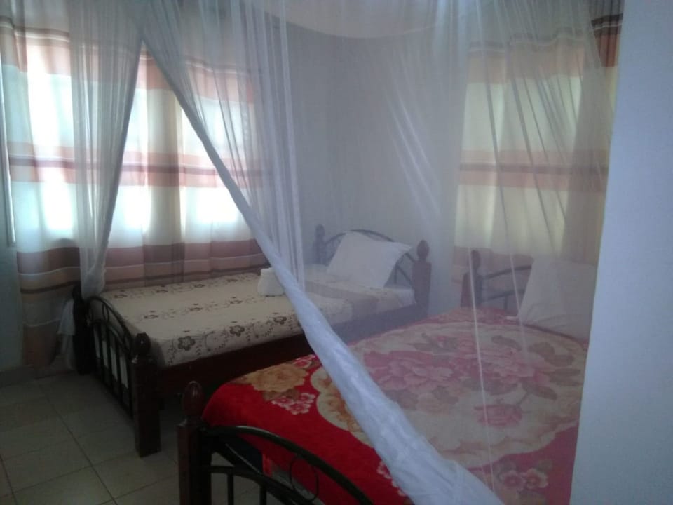 Twin Room | Desk, free WiFi, bed sheets