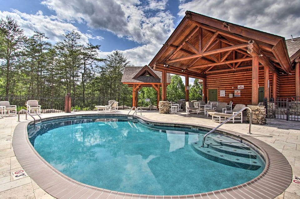 Big Bear Lodge | Community Amenities | Outdoor Pool